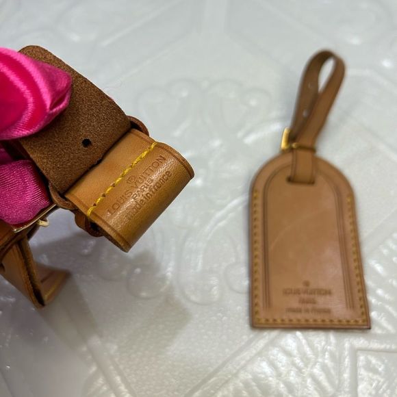 VintageโLOUIS VUITTON
Vachetta Luggage Tags w/ Keepall Strap Holders - Picture 4 of 7